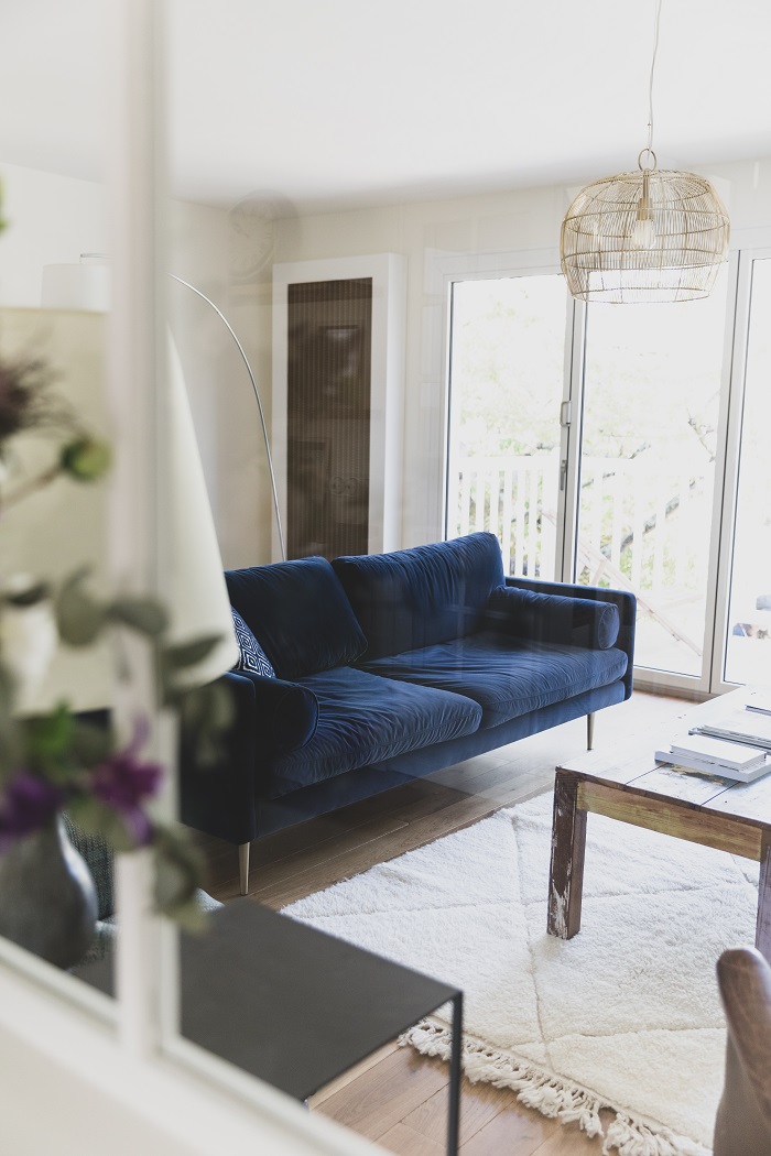 salon avec canapé velours bleu décoration contemporaine