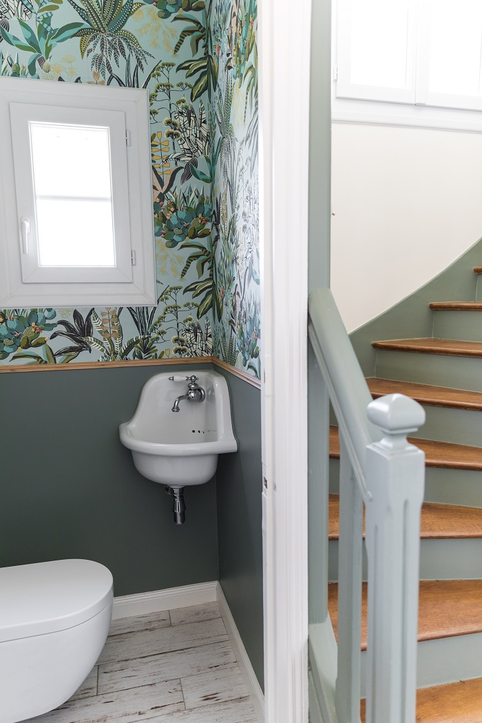 toilettes avec papier-peint exotique décoration contemporaine