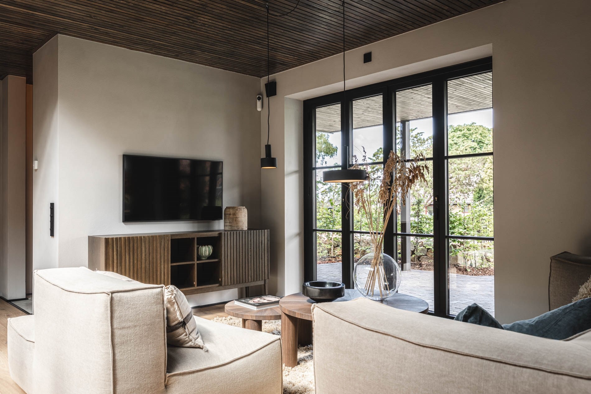 salon avec plafond bois décoration contemporaine
