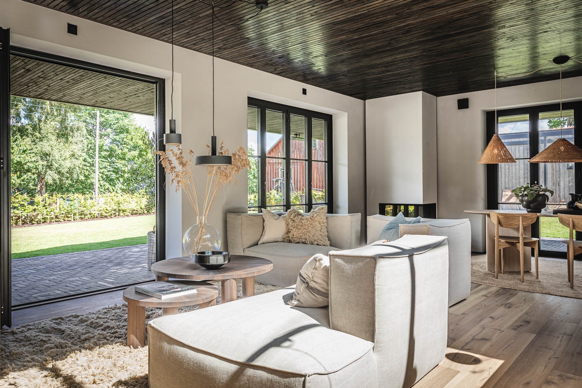 Une maison contemporaine en bois et pierres à la décoration sobre
