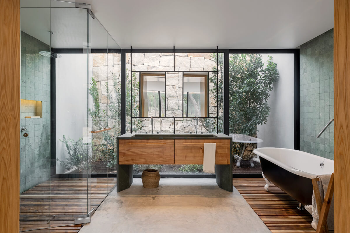 salle de bain design avec baie vitrée