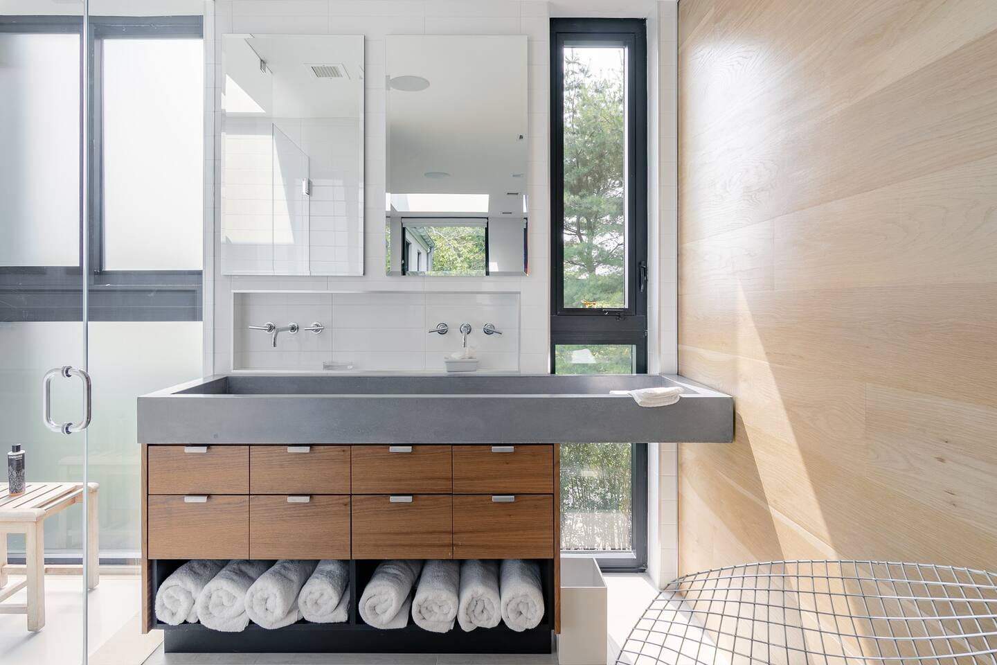 salle de bain design bois et gris