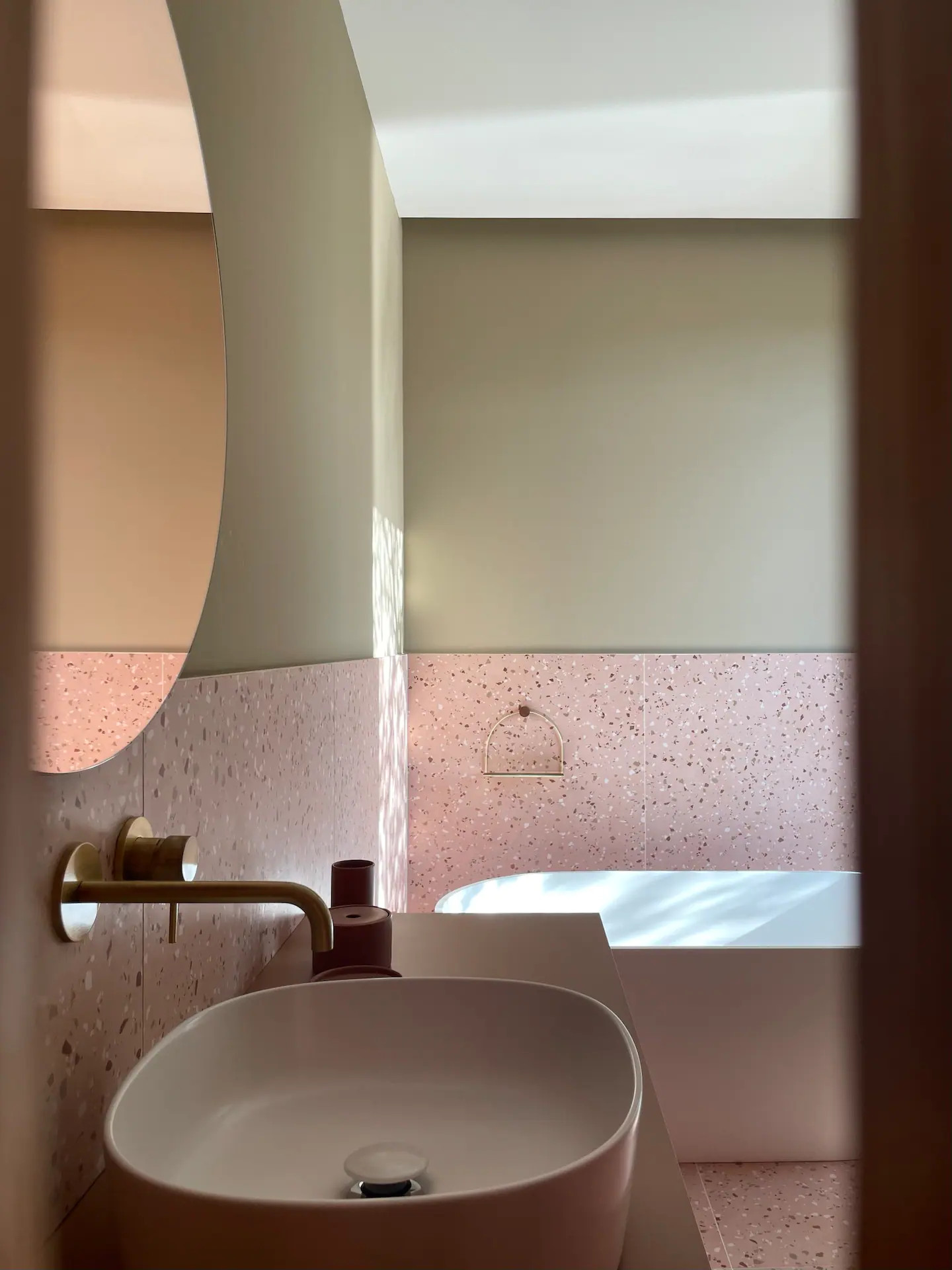 salle de bain design verte et terracotta