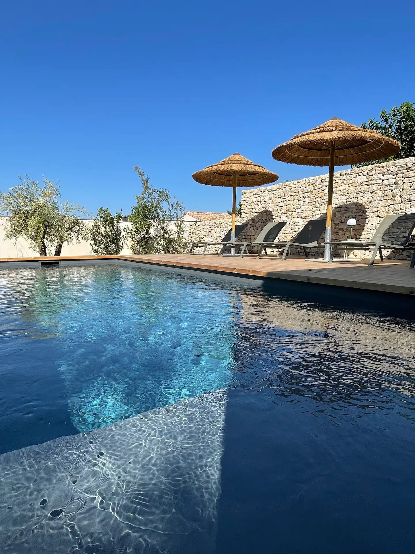 piscine avec mur de pierres maison architecte Villa Contemporelle