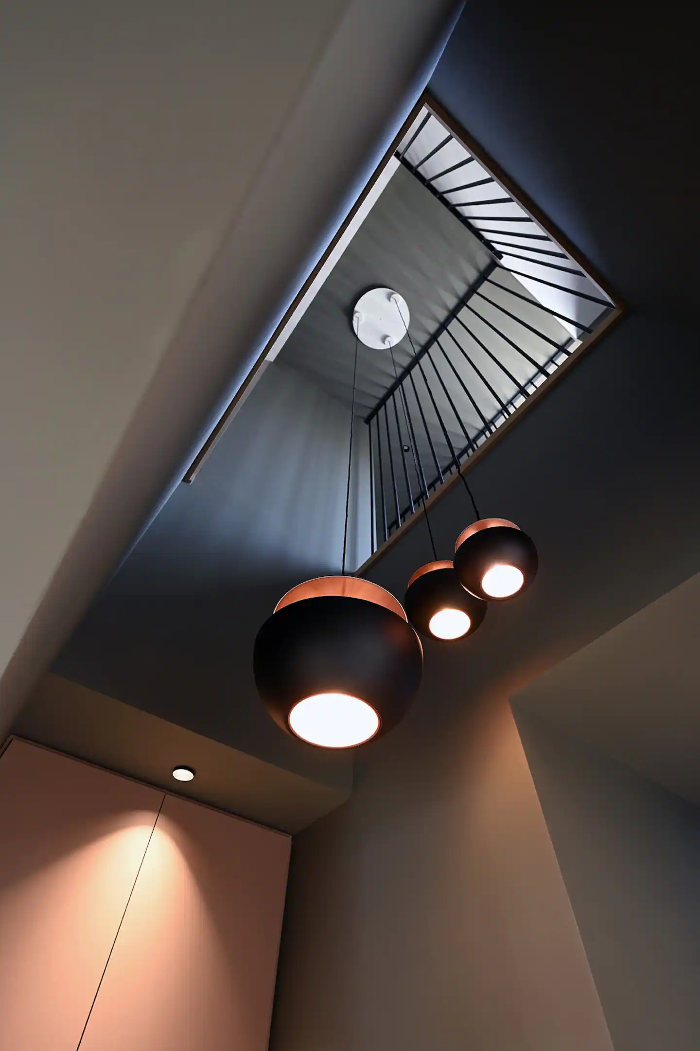 cage d'escalier avec lampes pendantes design