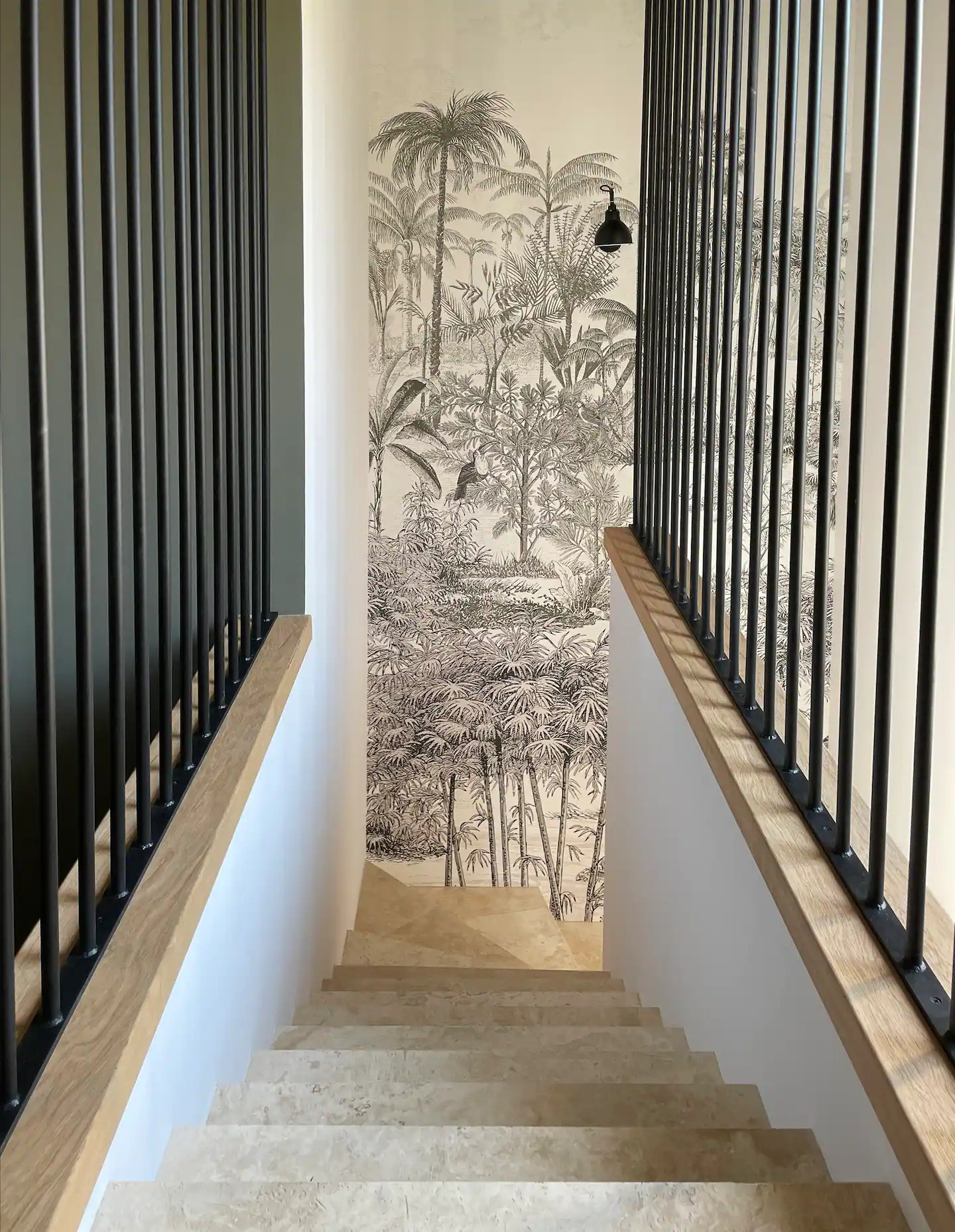 montée d'escalier avec papier-peint panoramique