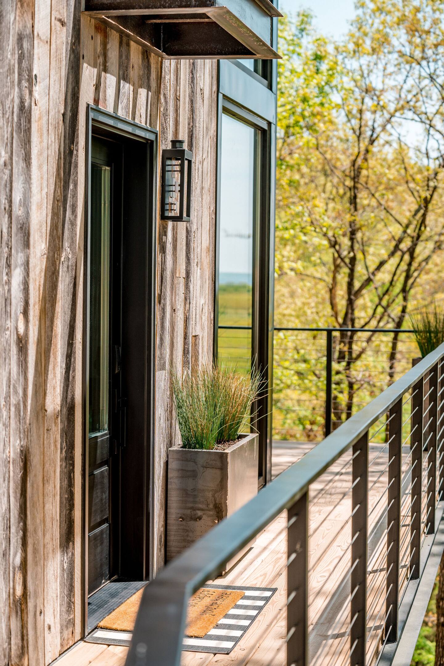 terrasse bois mini maison contemporaine vitrée