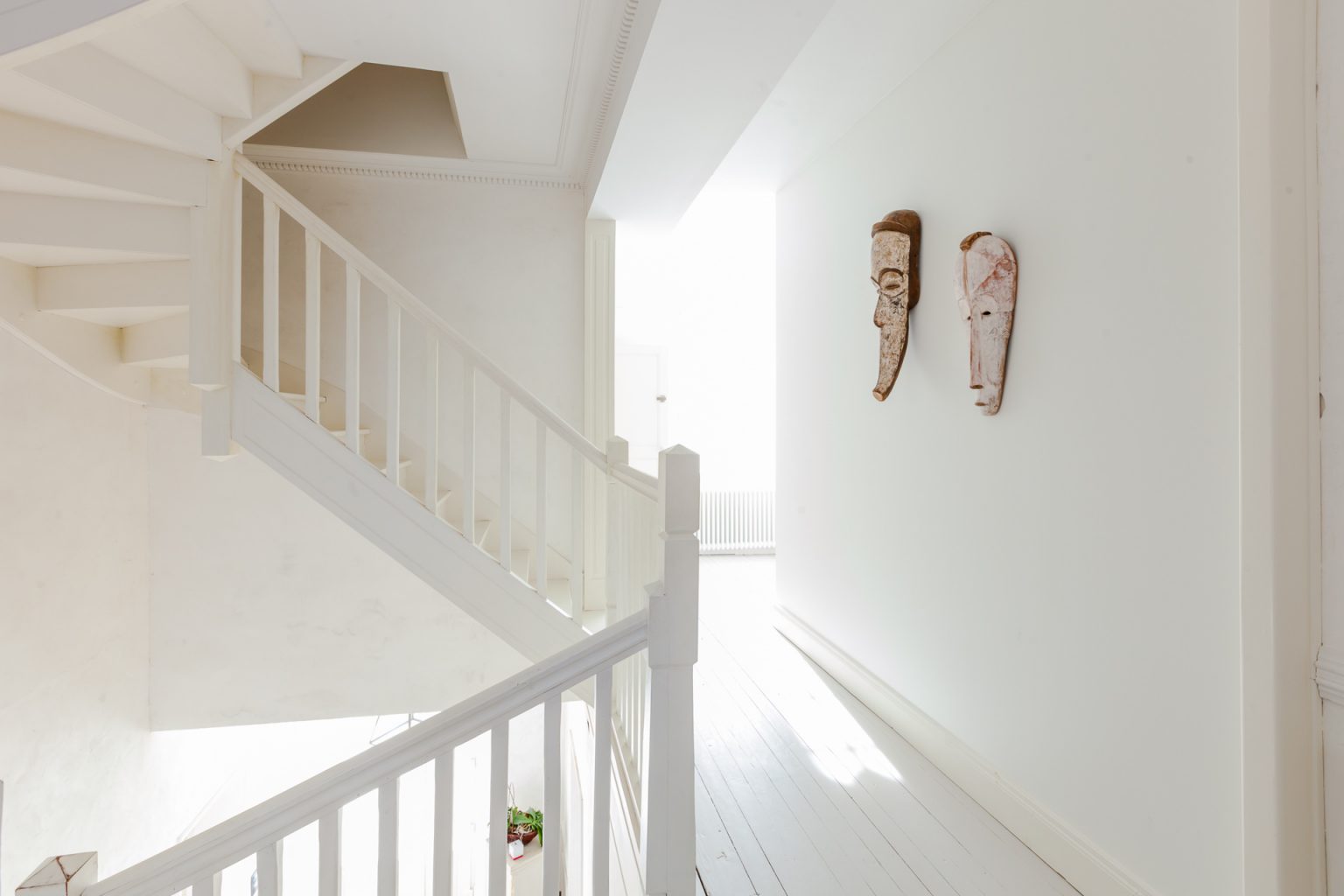 escalier bois laqué blanc
