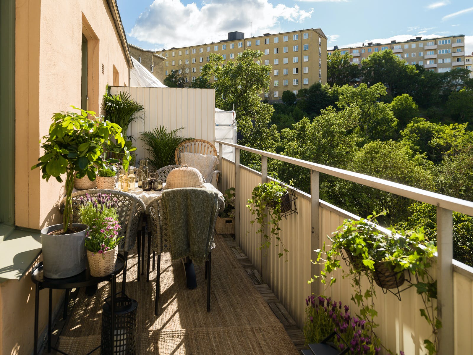 balcon avec tapis d'extérieur décoration contemporaine et naturelle