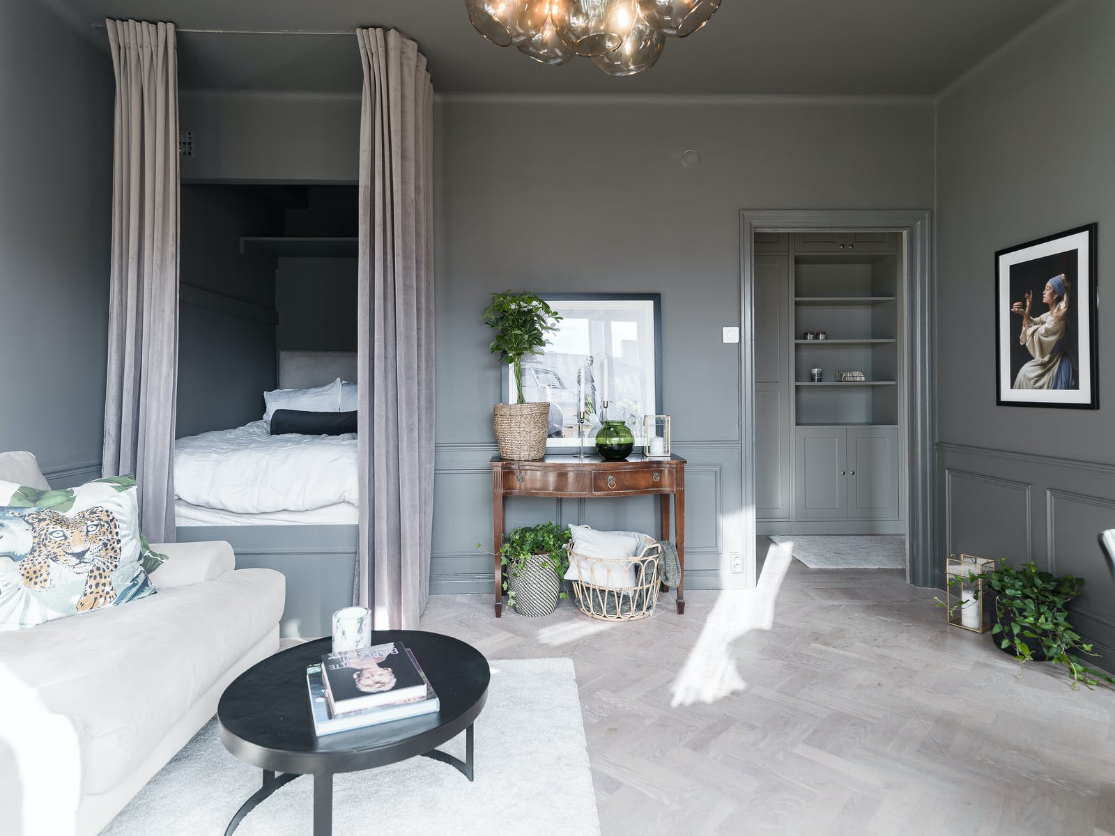 Une idée pour cacher un lit dans un studio à la belle décoration