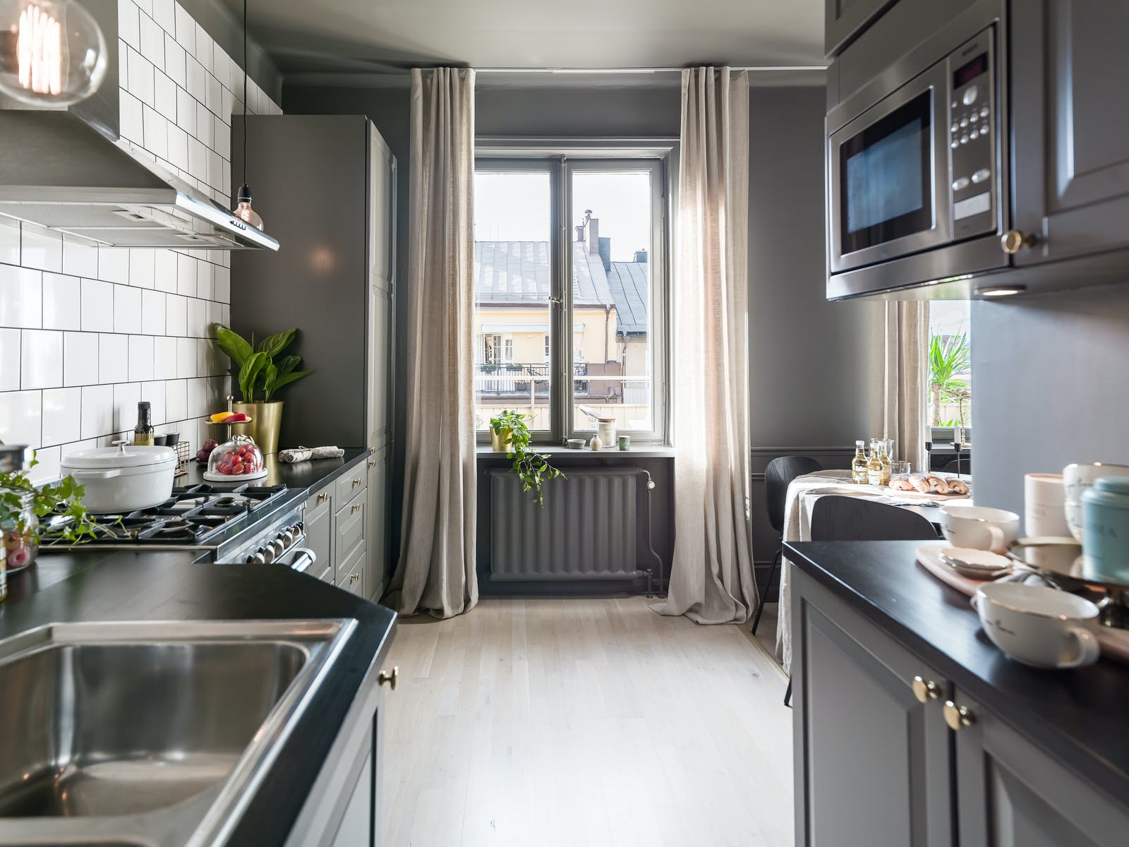 Une idée pour cacher un lit dans un studio à la belle décoration