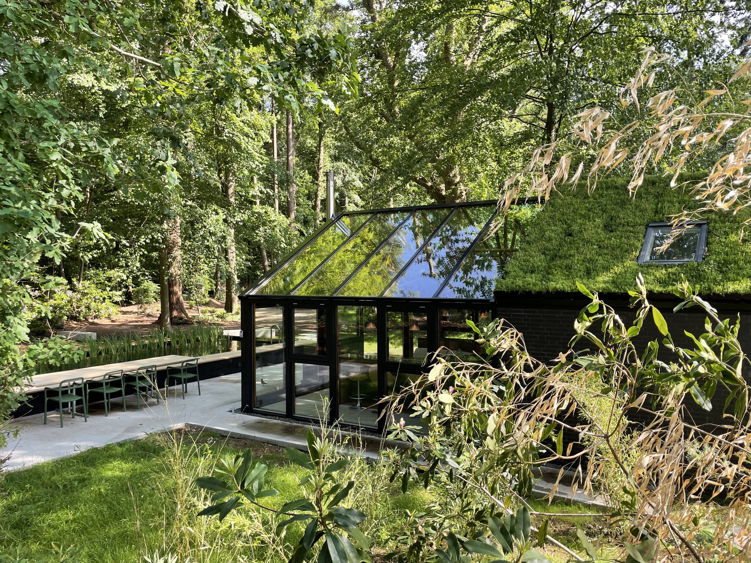façade maison façon serre en verre avec piscine naturelle De Kas