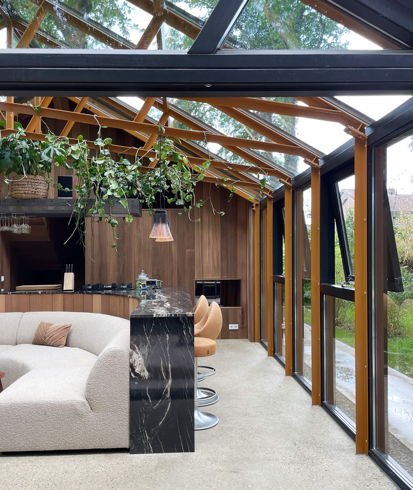 Une maison façon serre totalement vitrée et sa piscine naturelle — free download