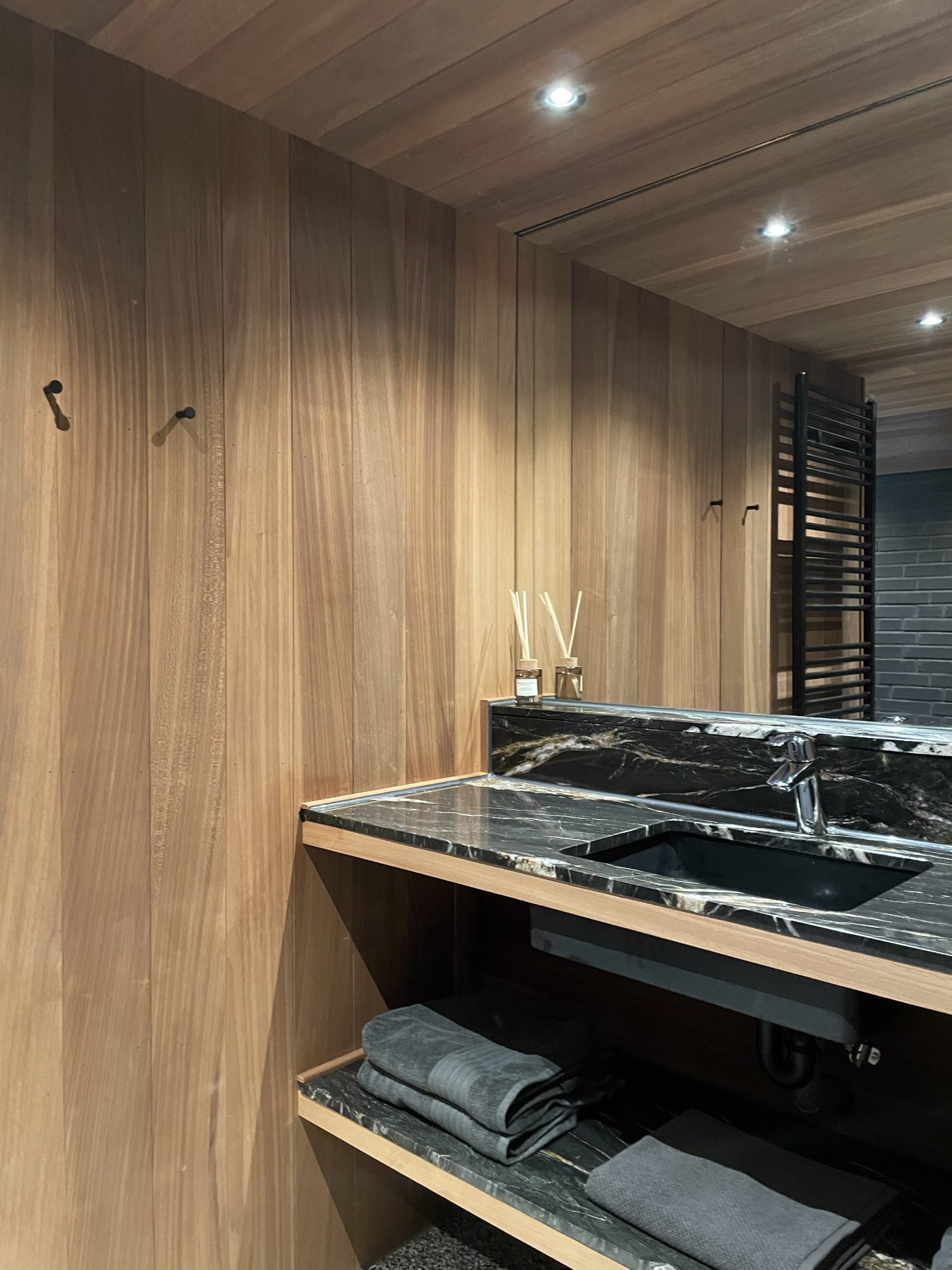 salle de bain décoration design bois et marbre noir