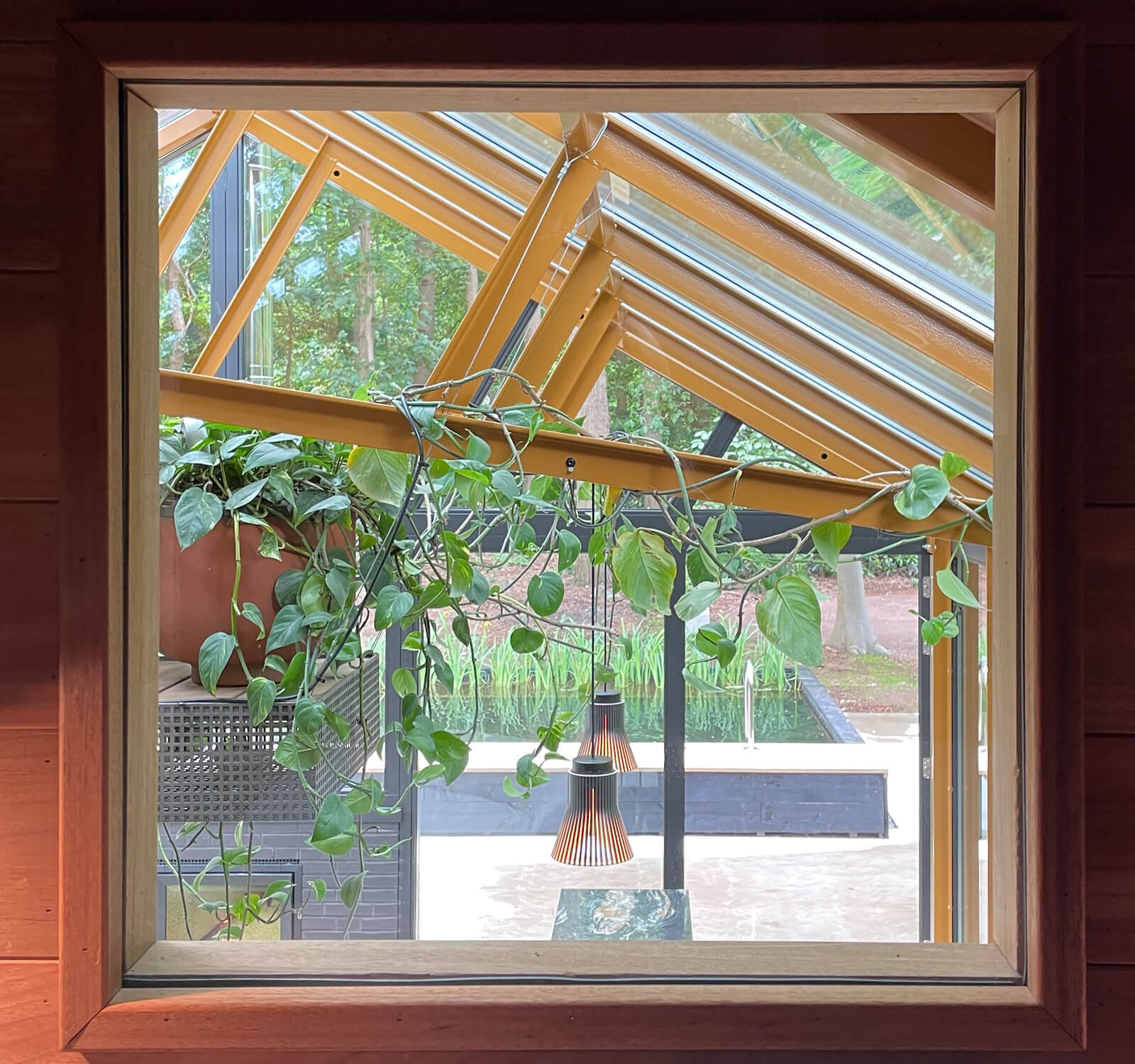 fenêtre sur jardin et piscine