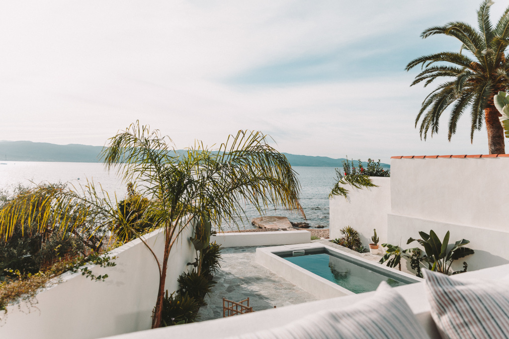 terrasse avec piscine maison blanche en Corse Casa Santa Teresa