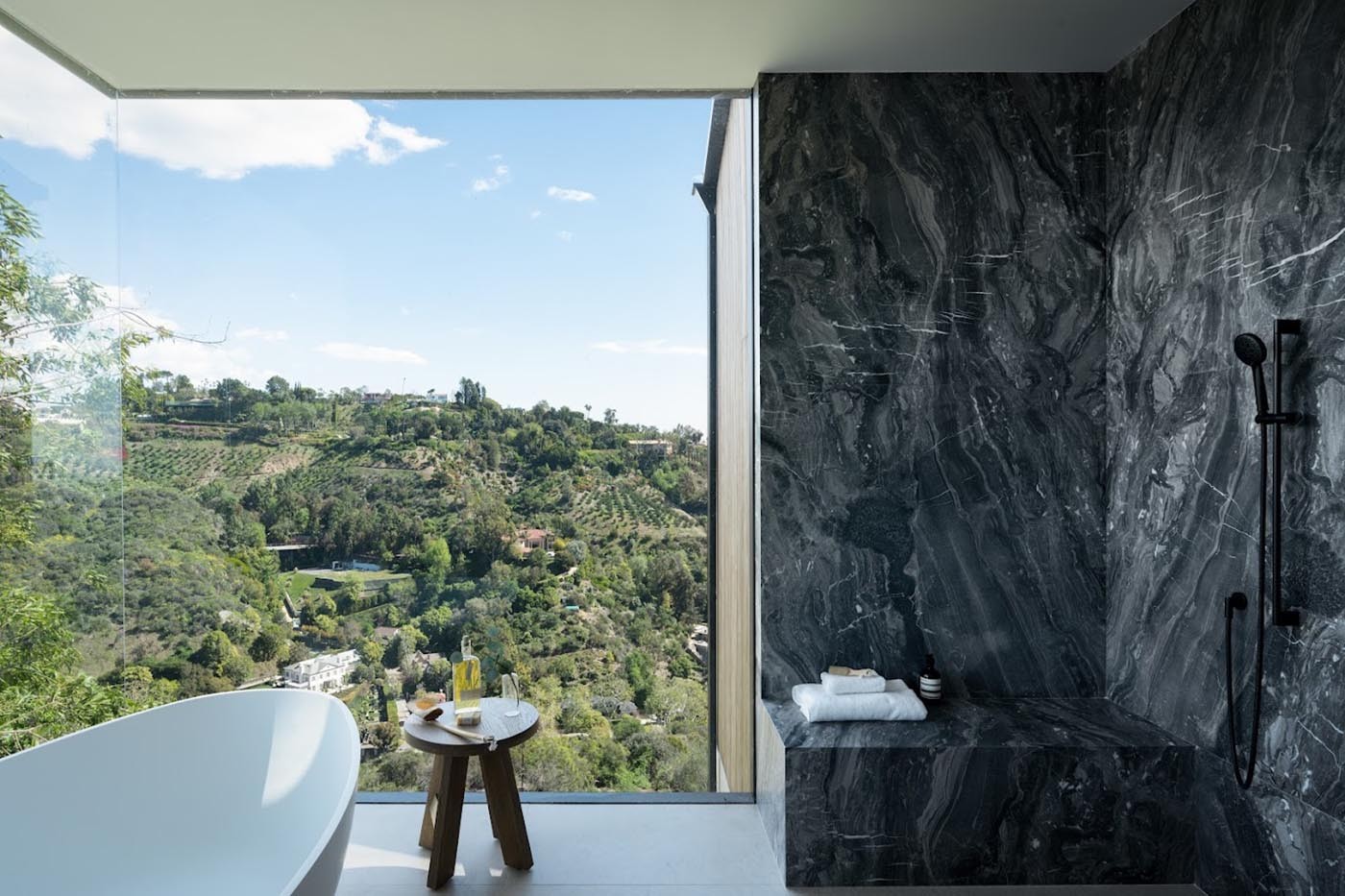 salle de bain marbre noir décoration design