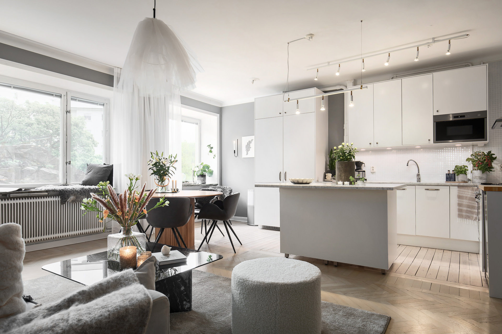 salon décoration design grise avec cuisine ouverte