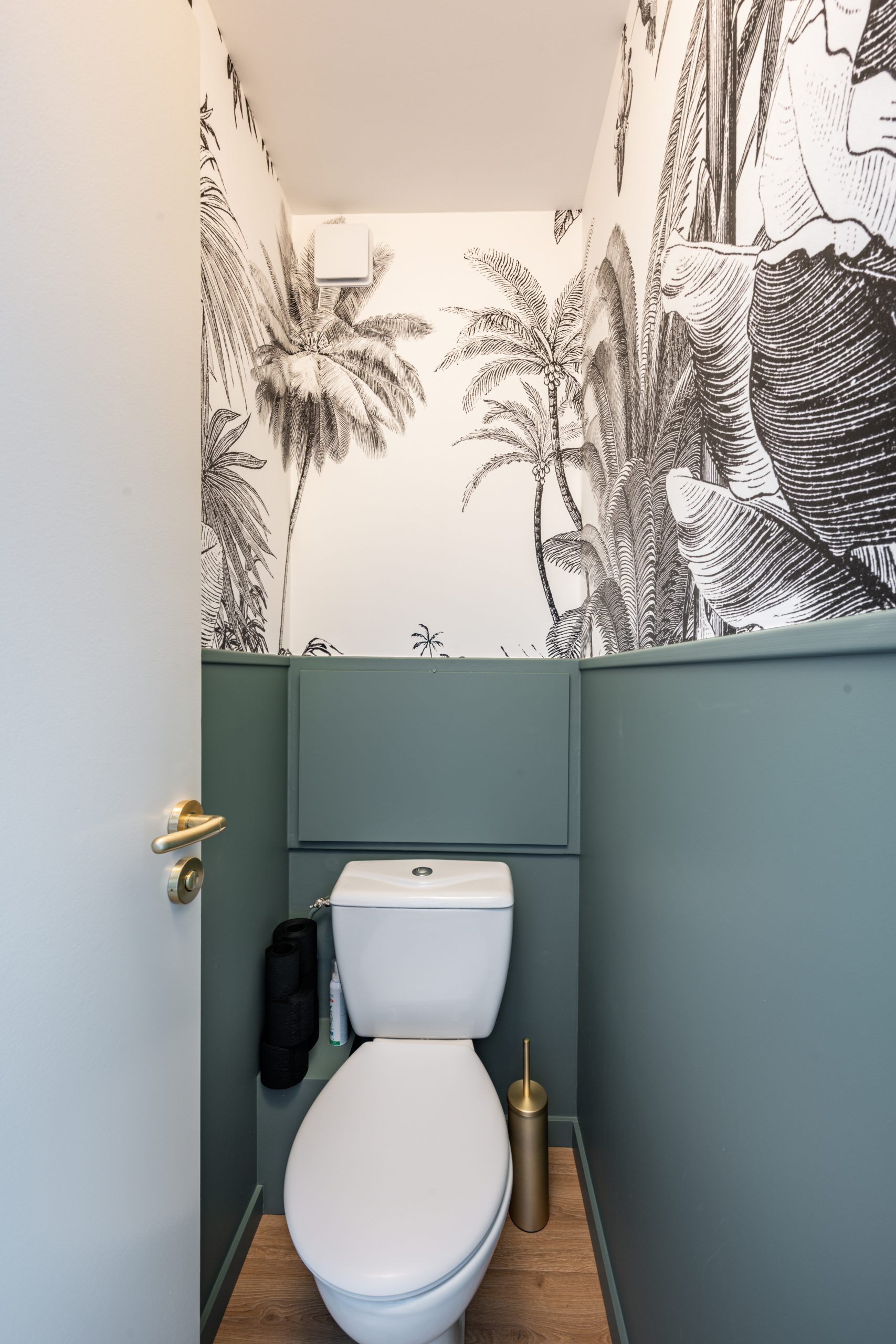 toilettes avec papier-peint panoramique