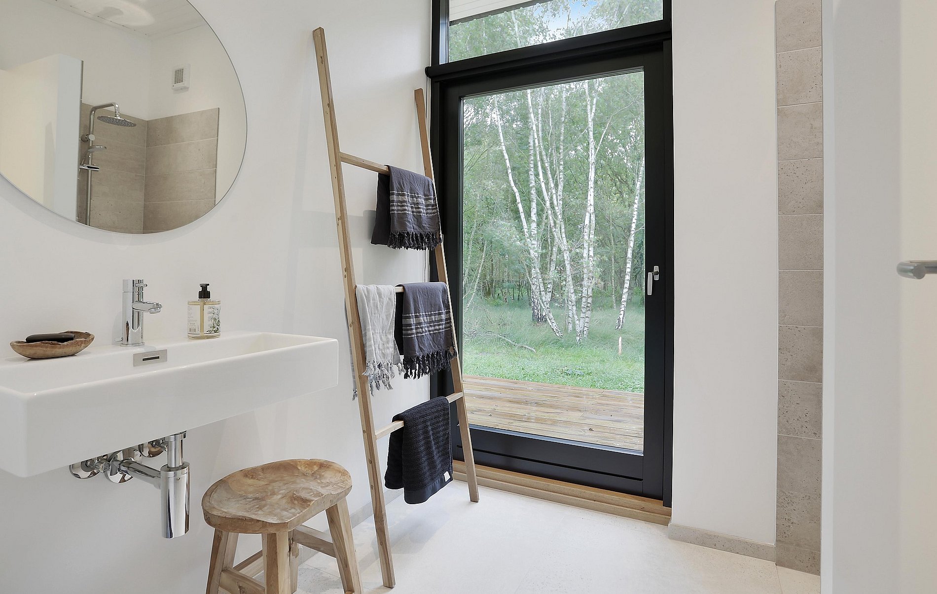 salle de bain design avec baie vitrée