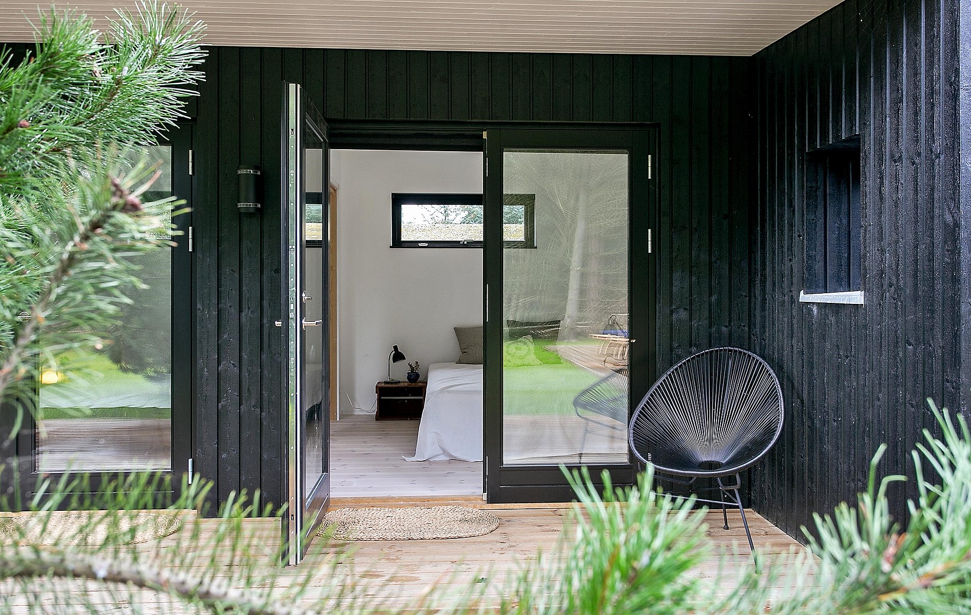 Une maison d'été en bois dans la forêt au sud du Danemark