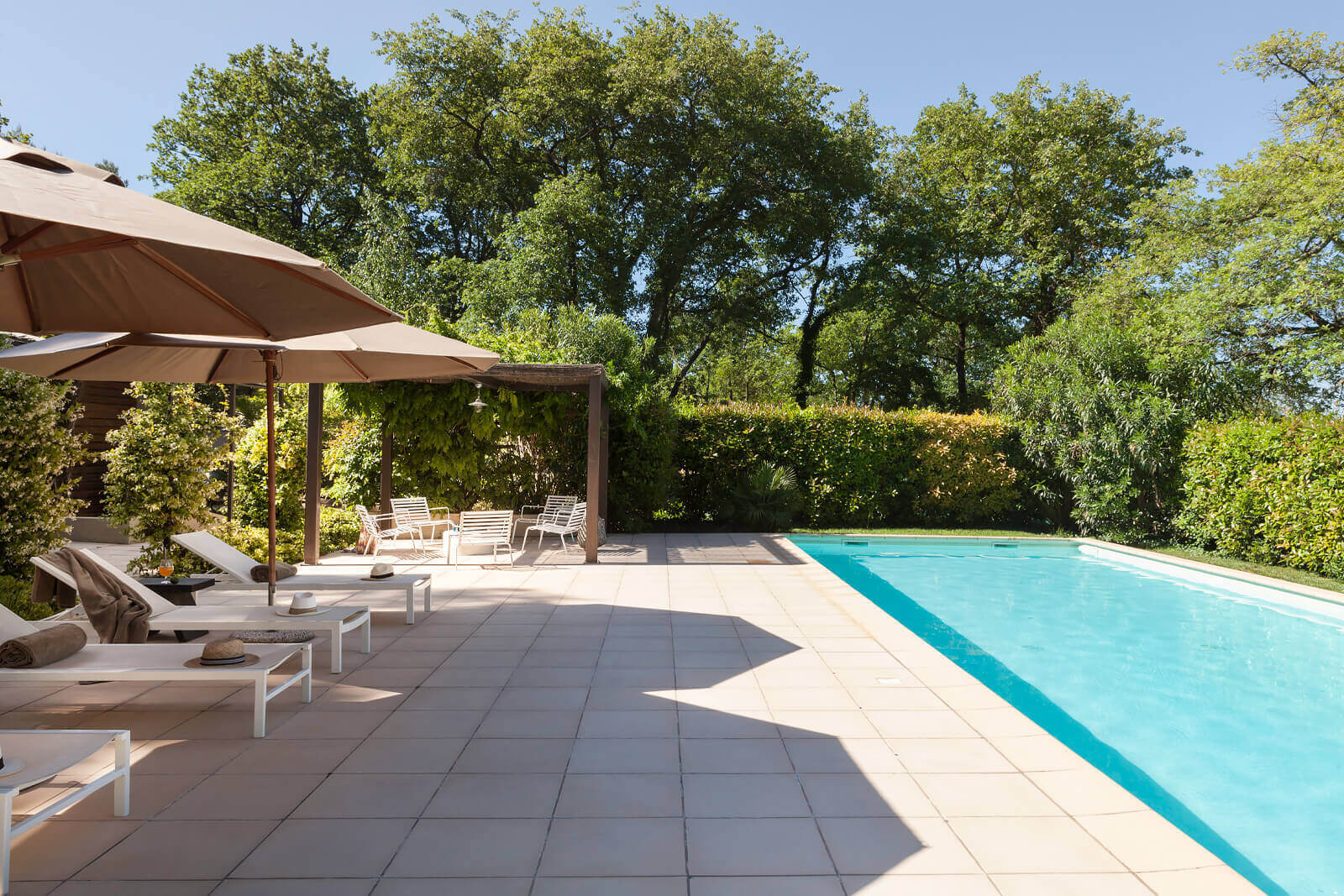 terrasse avec piscine maison provençale contemporaine