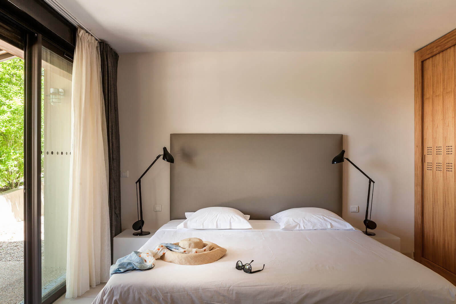 beige minimalist bedroom