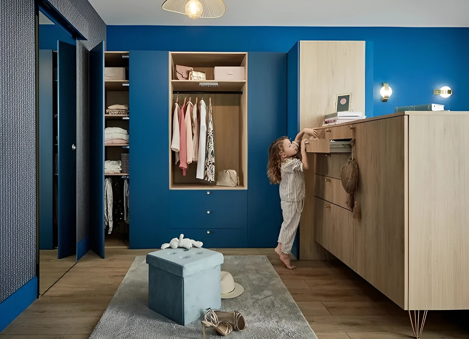 chambre décoration bleu avec dressing ouvert