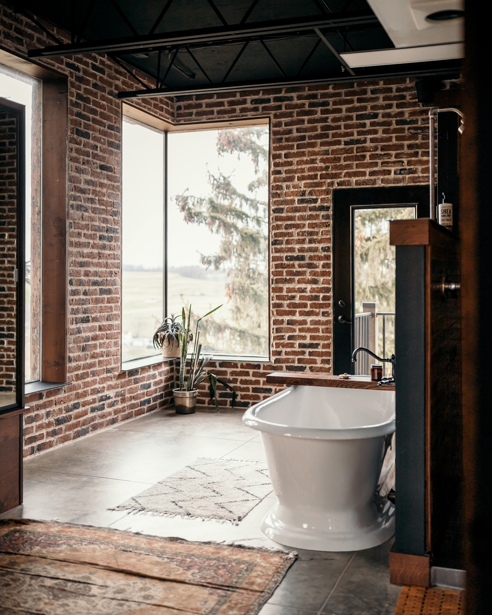 salle de bains vintage murs briques maison cubique