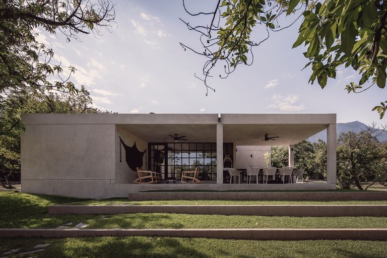 Une maison grise au Mexique aux lignes géométriques et minérales