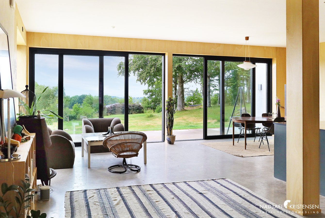 salon avec baies vitrées maison design en bois