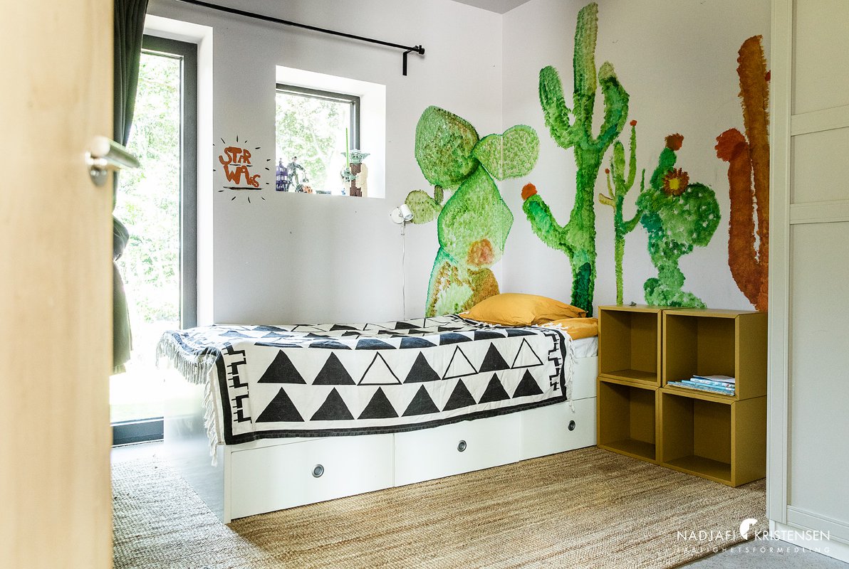 chambre avec papier-peint cactus