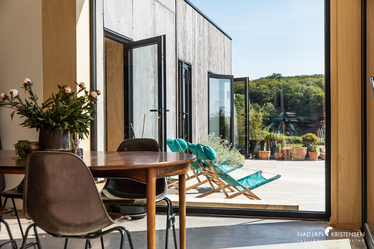 salle à manger avec terrasse maison design en bois