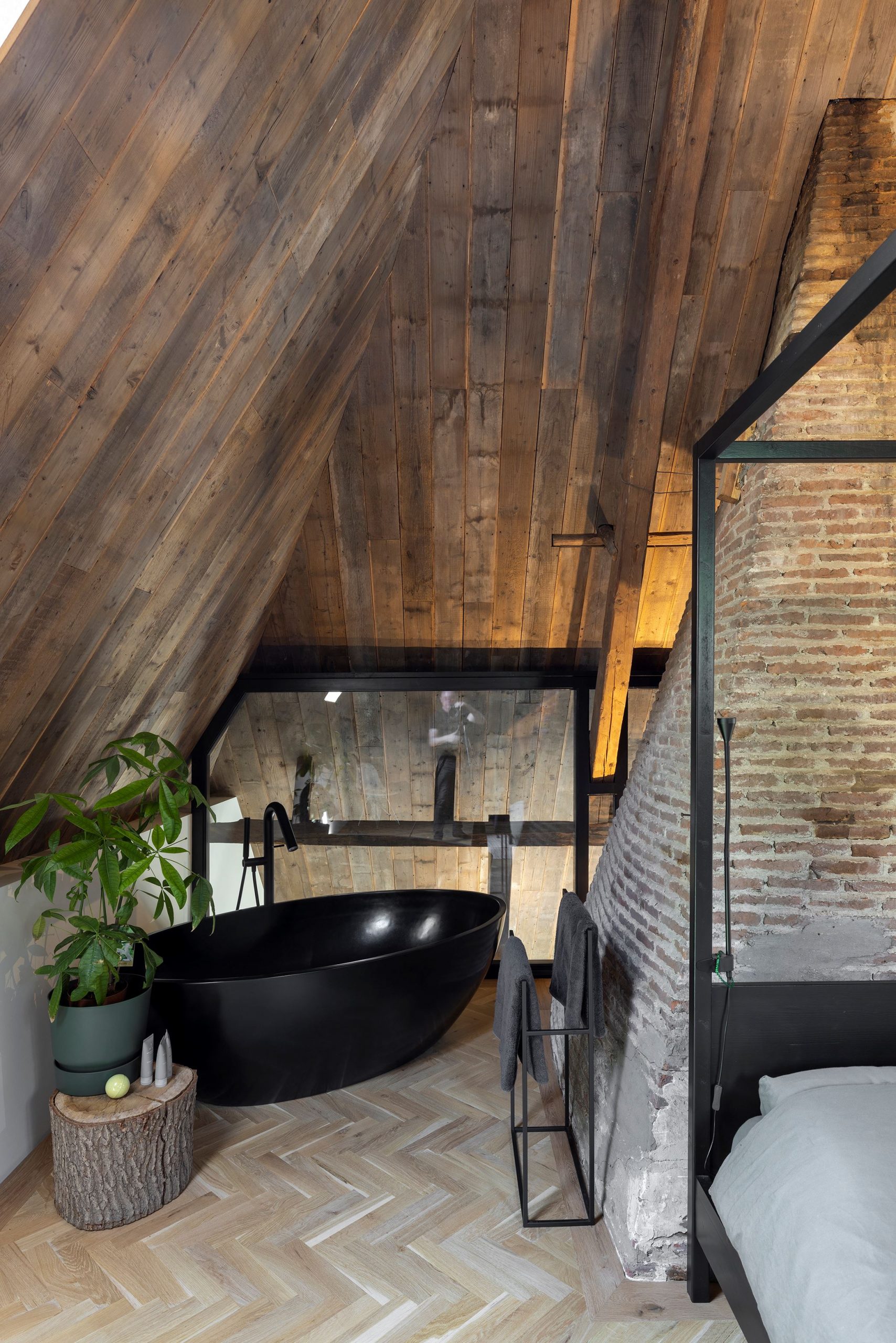 salle de bain baignoire îlot noire design