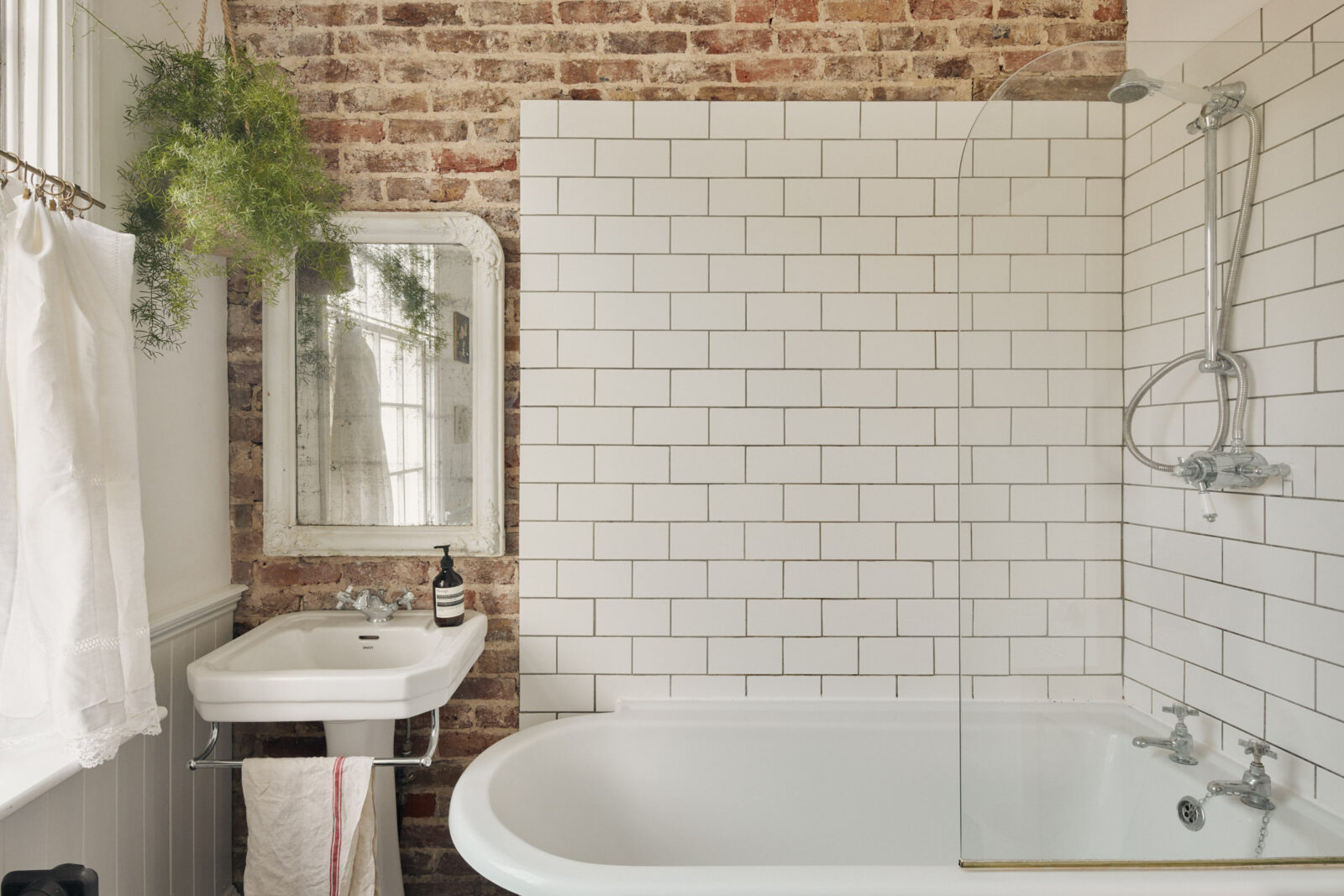 salle de bain vintage mur de briques