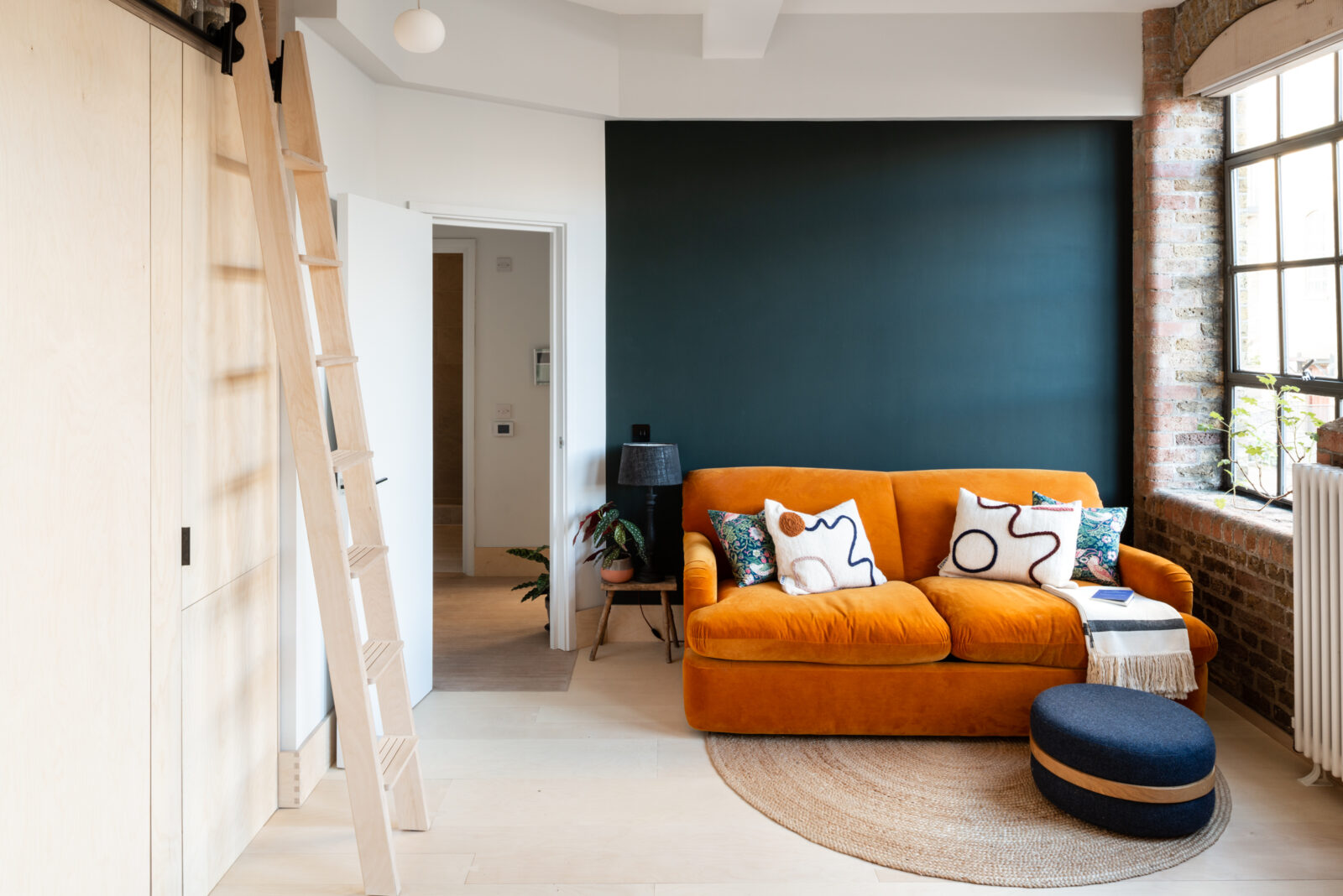 salon design avec canapé orange