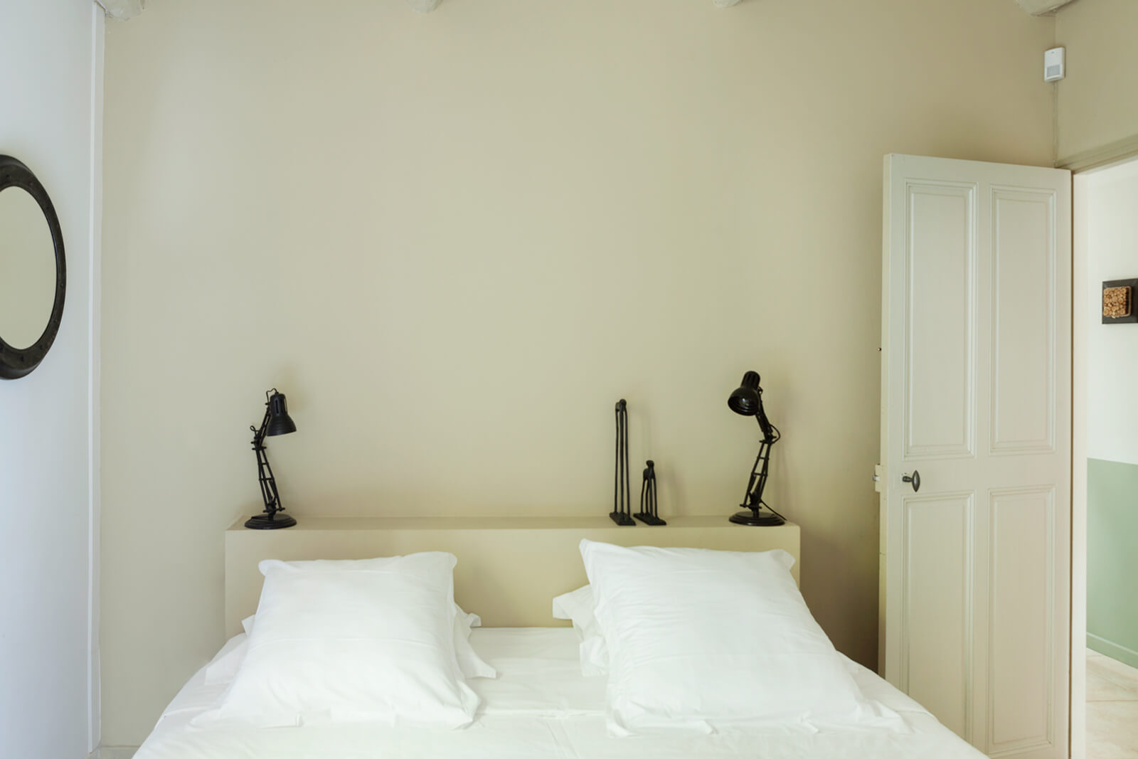 minimalist bedroom