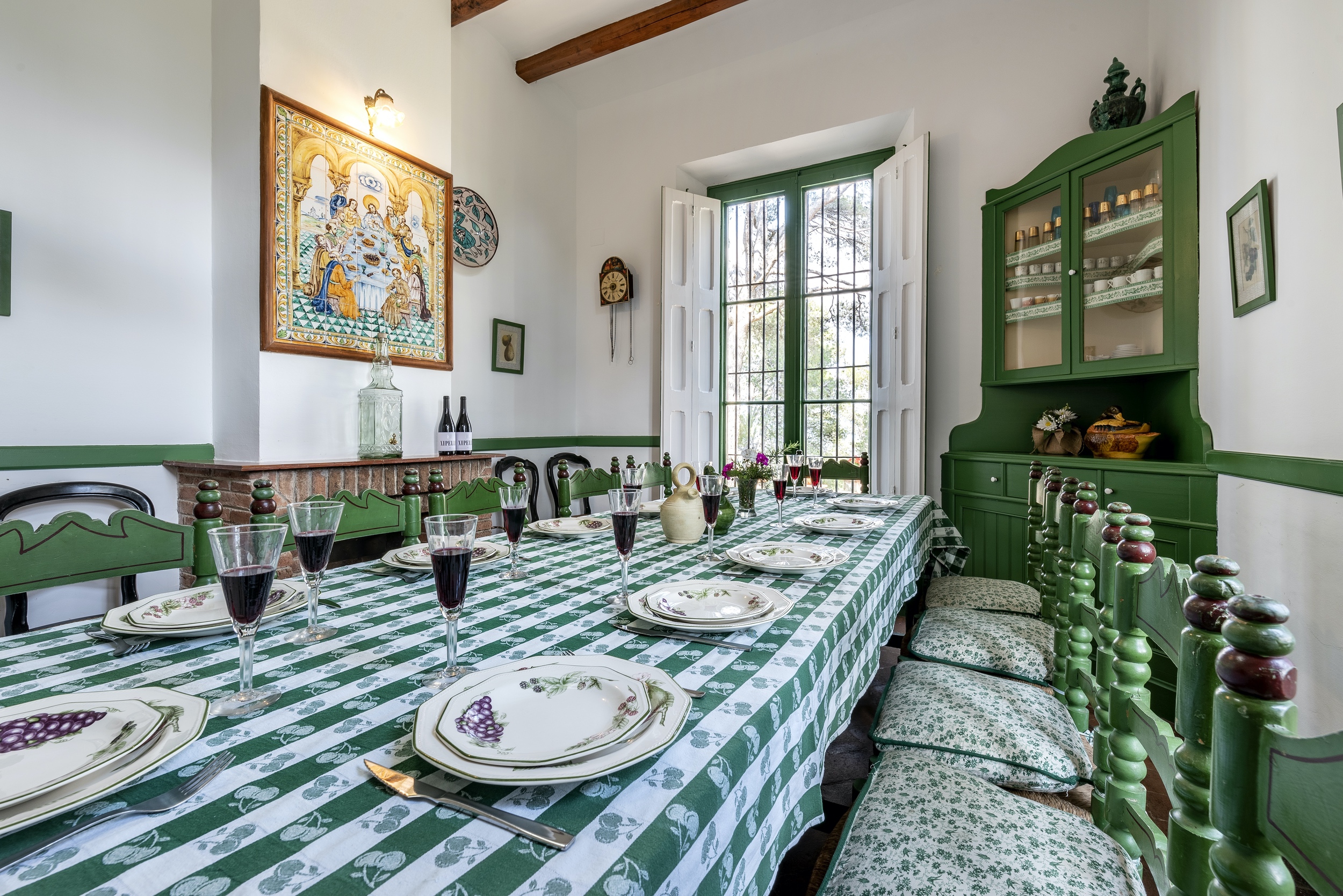 salle à manger verte Mas Barbat maison décoration rustique Espagne