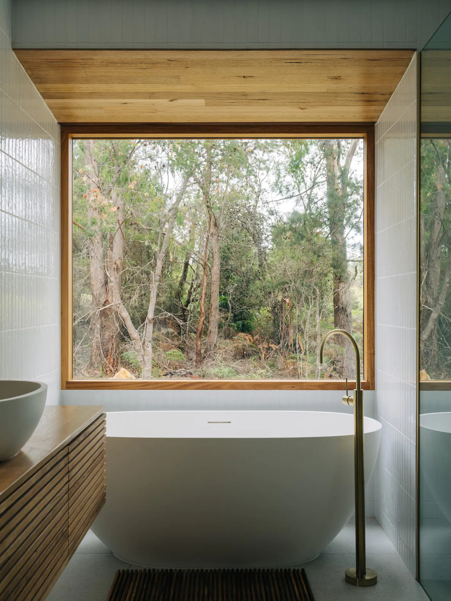 salle de bain design avec fenêtre