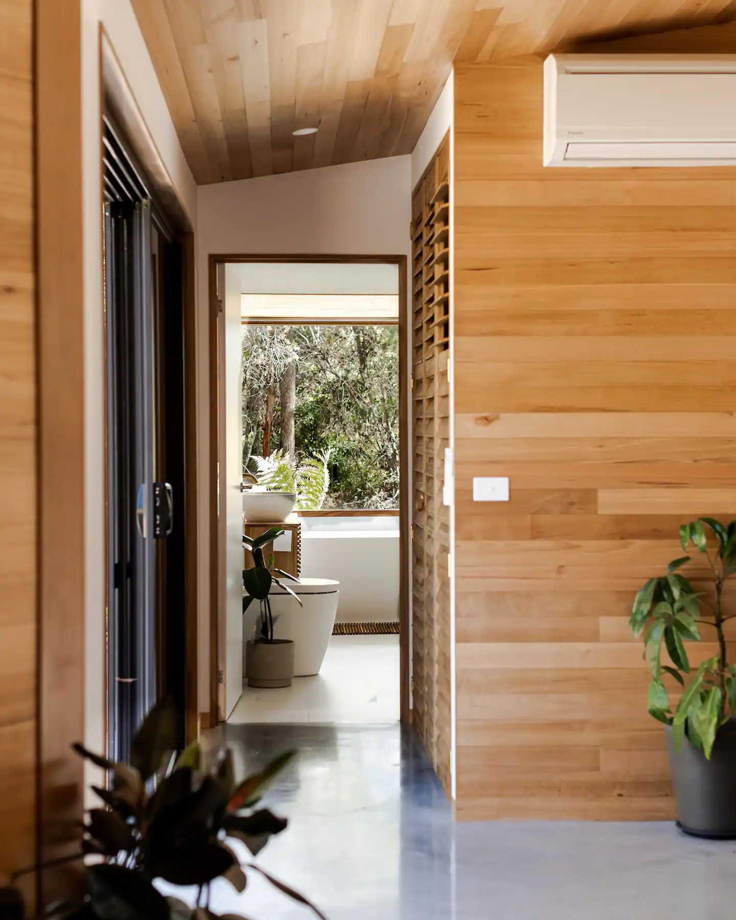 salle de bain maison en bois contemporaine 