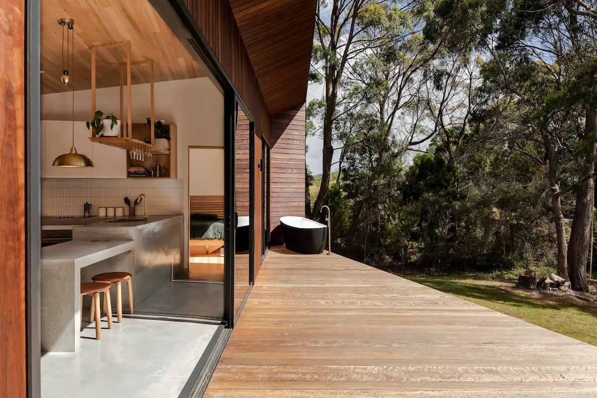 terrasse avec baignoire maison en bois contemporaine 