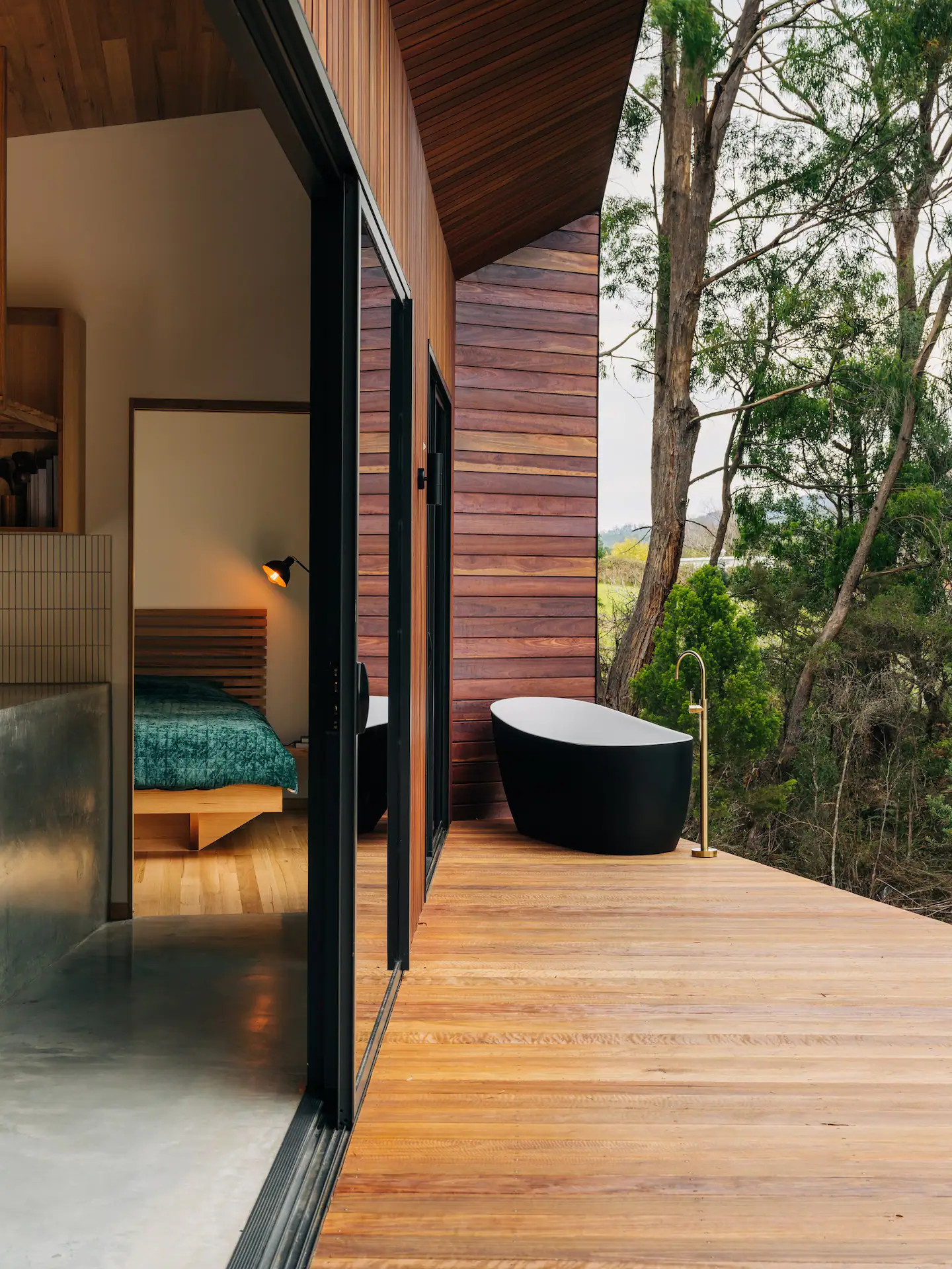 terrasse en bois avec baignoire maison en bois contemporaine 