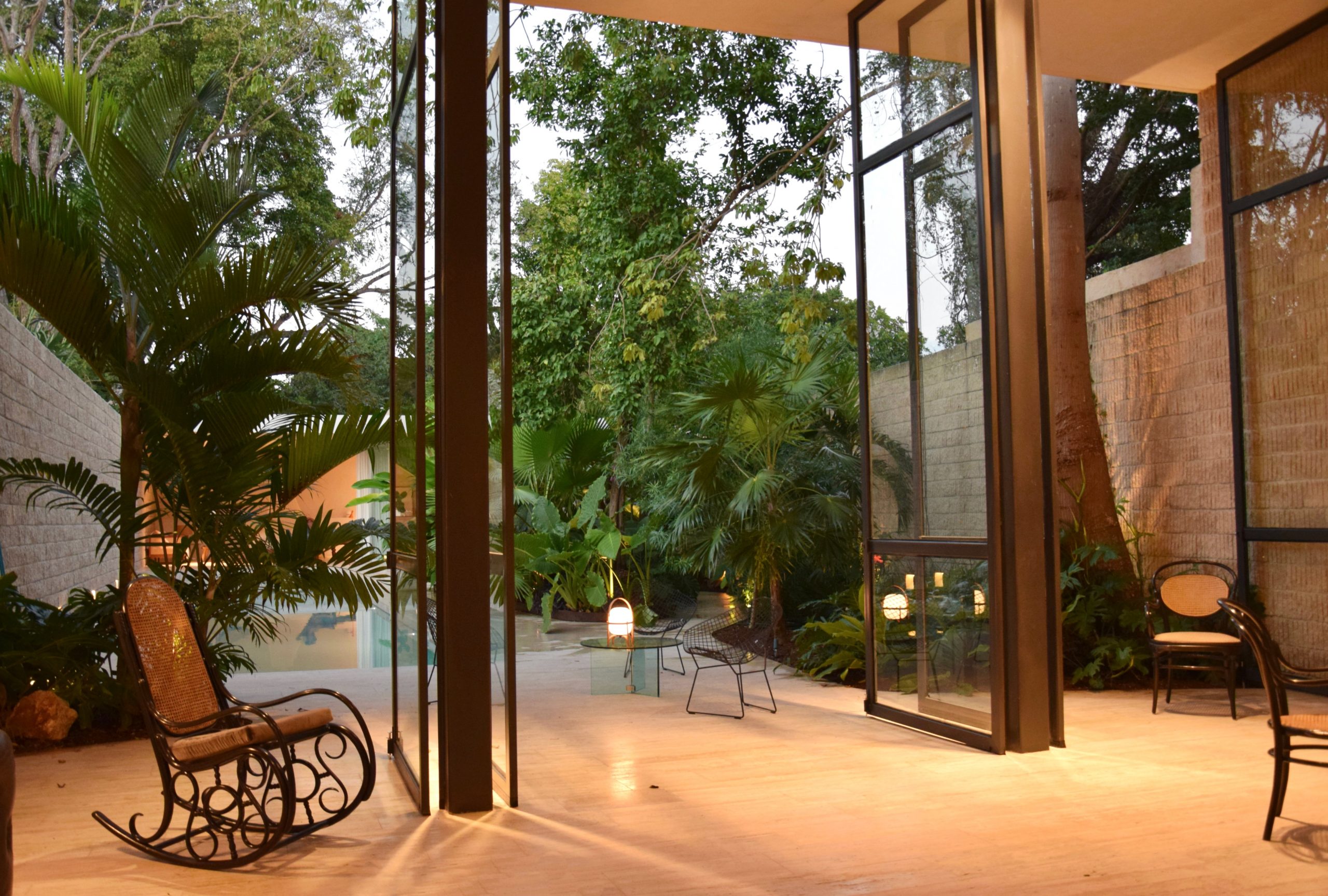 maison minimaliste et tropicale