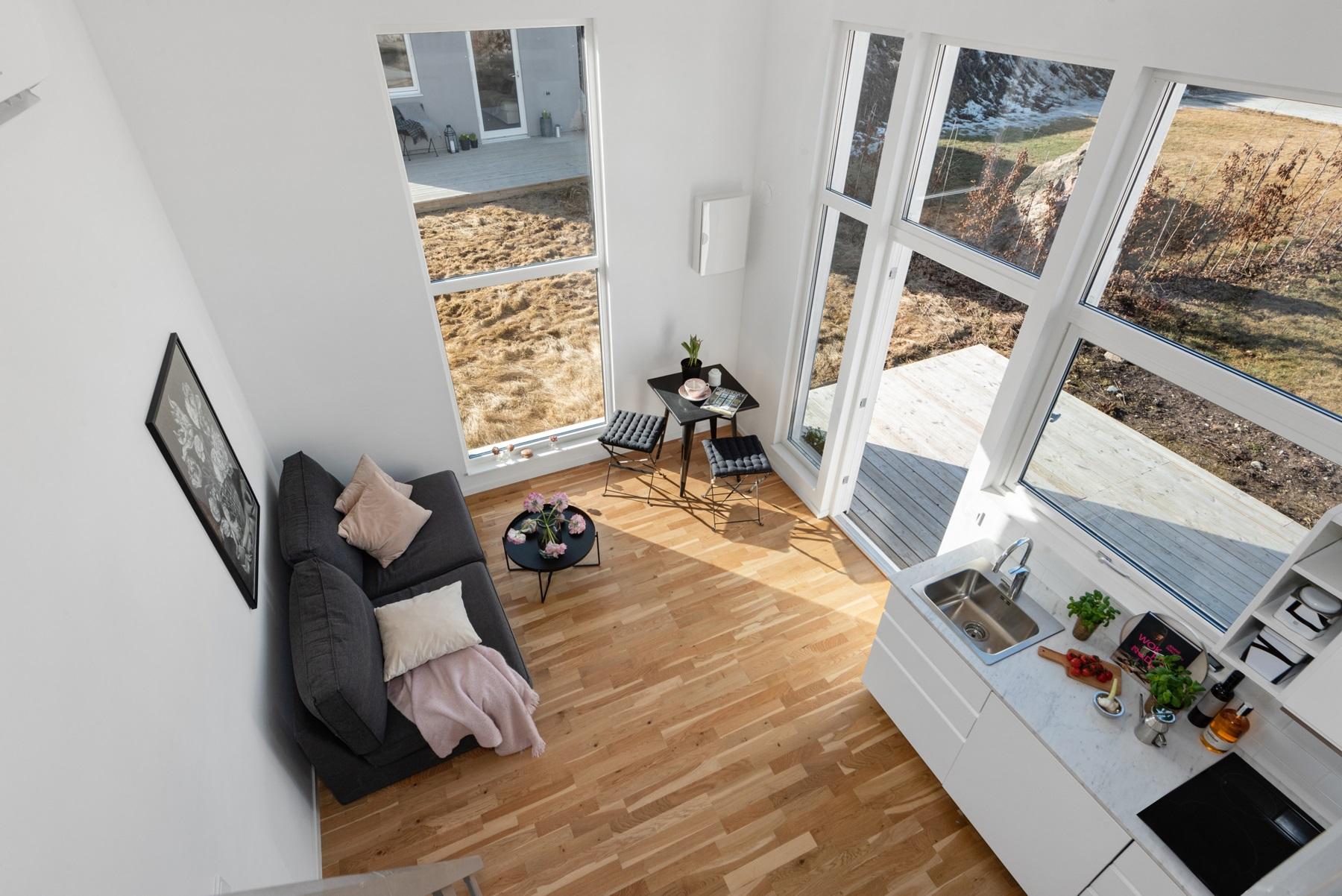 Une mini maison blanche de 21m2 avec une chambre loft (avec plan)