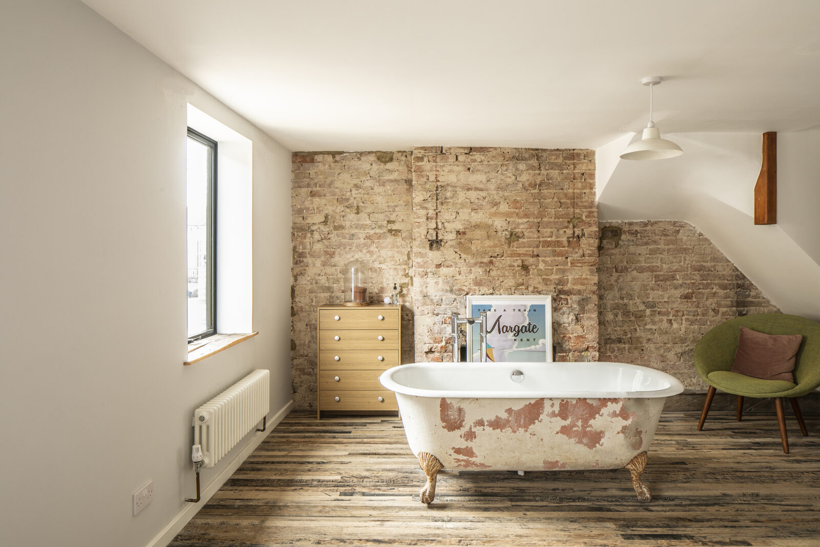 salle de bain rétro avec briques anciennes maison rénovée