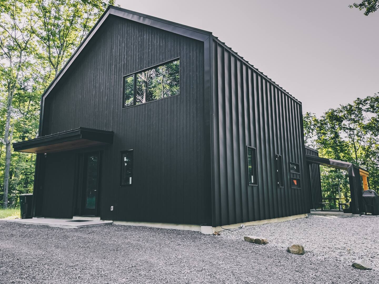 Une maison noire moderne et épurée avec un pignon vitré en Ontario — free download