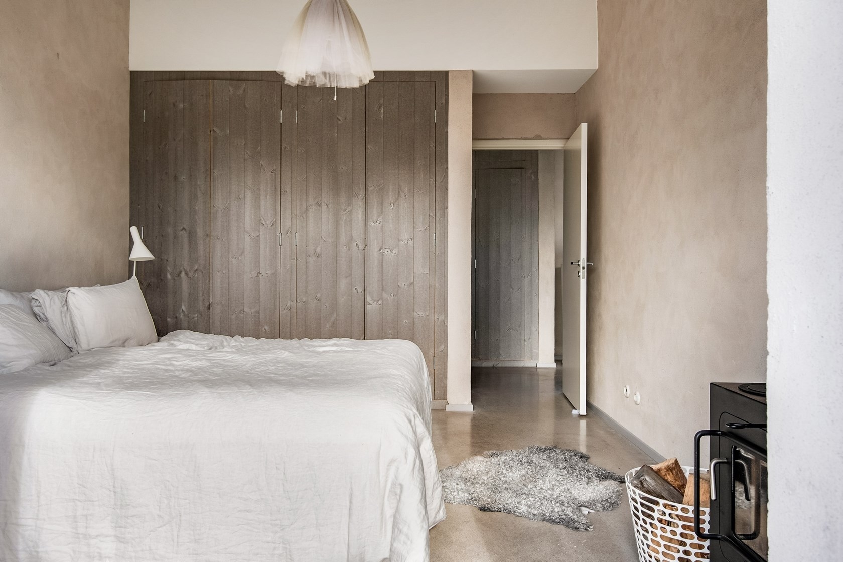 chambre minimaliste mur enduit et bois