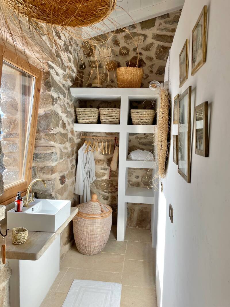 salle de bain maison en pierres Lu Cannicsioni