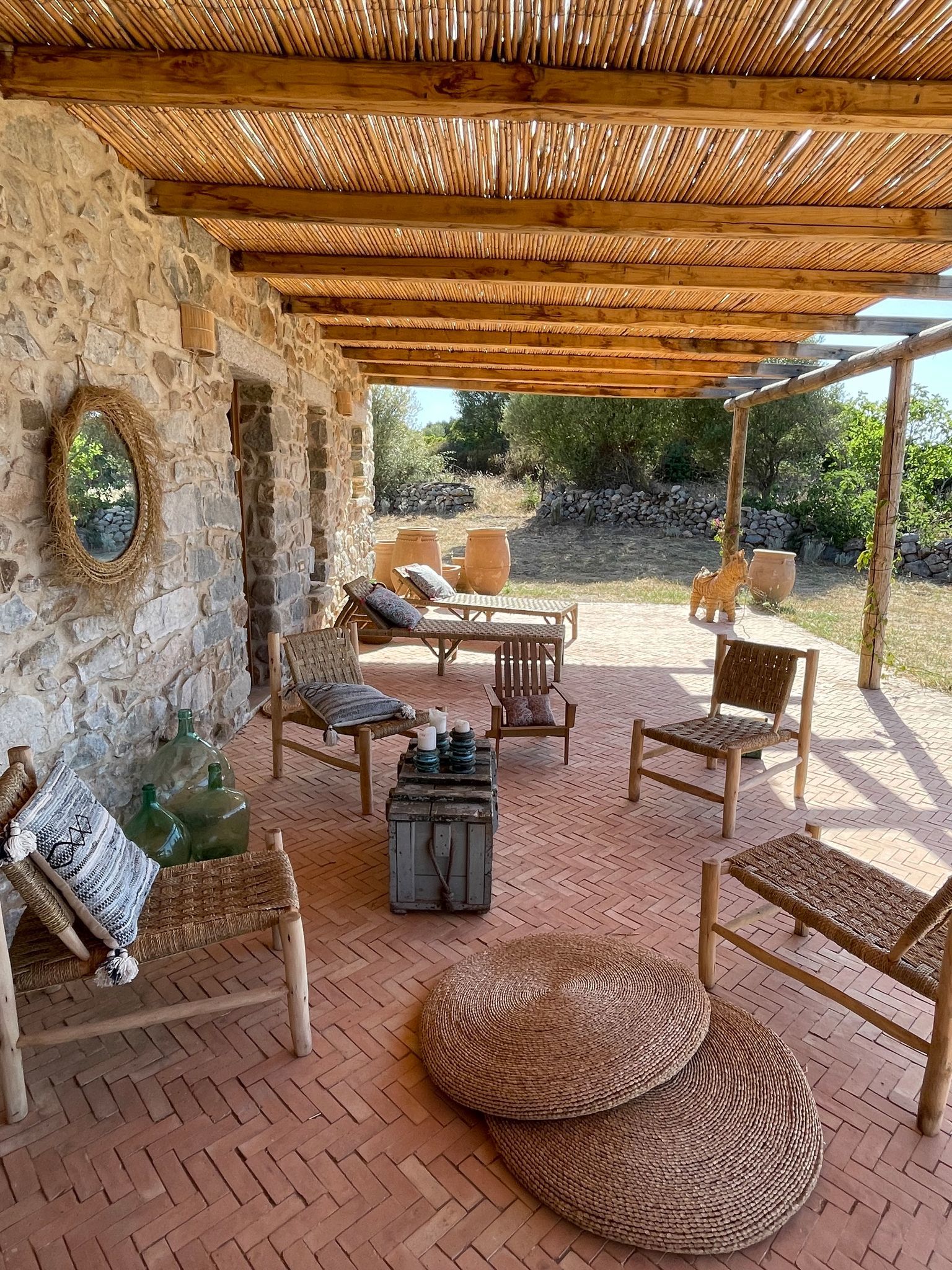 terrasse avec pergola bois maison en pierres Sardaigne Lu Cannicsioni