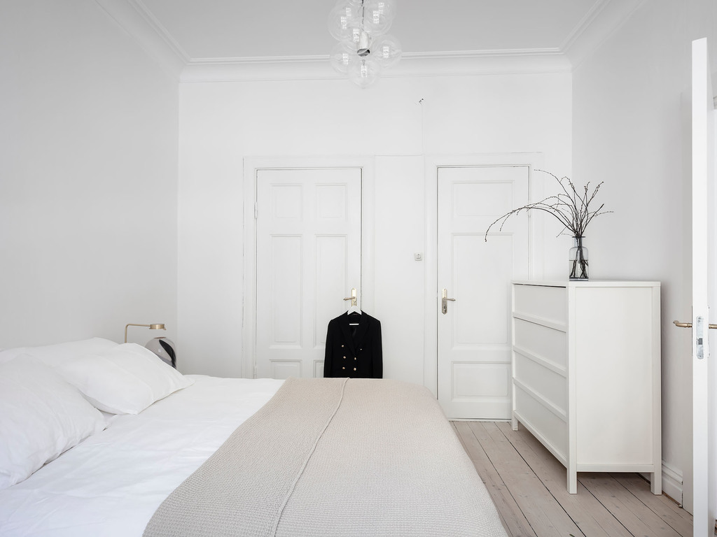 chambre minimaliste blanche